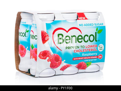 LONDON, Regno Unito - 20 ottobre 2018: Pack di Benecol abbassare il colesterolo yogurt drink con lamponi su sfondo bianco. Foto Stock