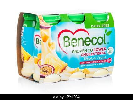 LONDON, Regno Unito - 20 ottobre 2018: Pack di Benecol abbassare il colesterolo yogurt drink con frutta tropicale su sfondo bianco. Foto Stock