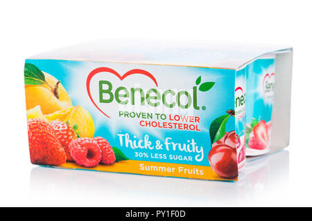 LONDON, Regno Unito - 20 ottobre 2018: Pack di Benecol abbassare il colesterolo di yogurt con frutta estiva su sfondo bianco Foto Stock