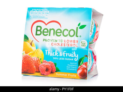 LONDON, Regno Unito - 20 ottobre 2018: Pack di Benecol abbassare il colesterolo di yogurt con frutta estiva su sfondo bianco Foto Stock