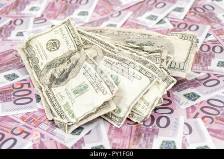 Crumpled dollari su uno sfondo di euro Foto Stock