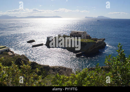 L'isola di Gaiola (Napoli, Italia) - Una piccola isola nella riserva marina Parco subacqueo della Gaiola Foto Stock