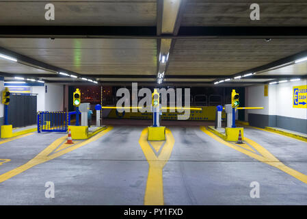 Ingresso a più piani parcheggio sotterraneo garage Foto Stock