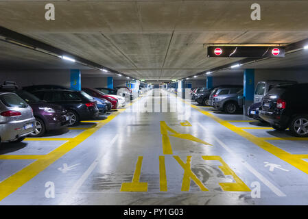 Di grandi dimensioni a più piani di parcheggio sotterraneo garage Foto Stock