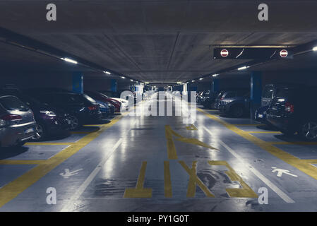 Di grandi dimensioni a più piani di parcheggio sotterraneo garage Foto Stock