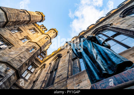 Statua di John Knox nel cortile del nuovo collegio presso l Università di Edimburgo, la facoltà di divinità, sul tumulo di Edimburgo Città Vecchia, Scozia, Foto Stock