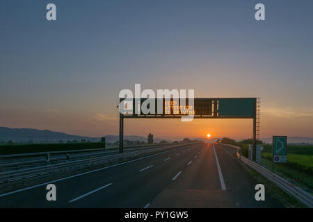 Prestare attenzione alla guida scritta sulla autostrada cartello stradale Foto Stock