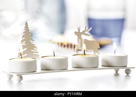 Weihnachtlicher Kerzenhalter mit vier Teelichtern Foto Stock