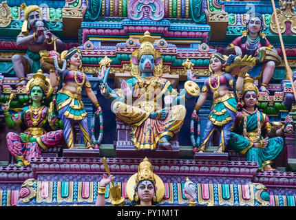 Statue nel tempio di Sri Veeramakaliamman in Little India, Singapore Foto Stock