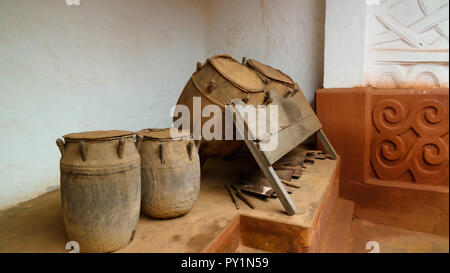 Vista di Besease tradizionali Asante Santuario a Ejisu, Kumasi, Ghana Foto Stock