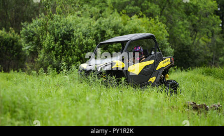 KHABAROVSK russo - 21 Luglio : ATV BRP attraverso il fango con grande splash Luglio 21, 2018 in Russia Khabarovsk Foto Stock