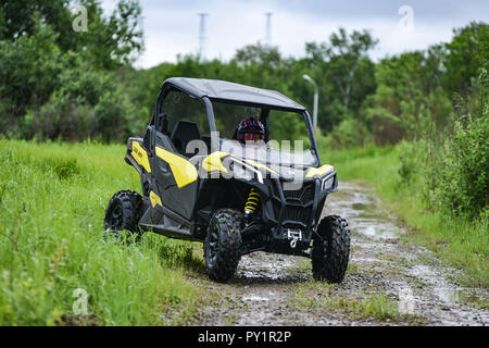 KHABAROVSK russo - 21 Luglio : ATV BRP attraverso il fango con grande splash Luglio 21, 2018 in Russia Khabarovsk Foto Stock