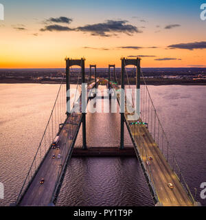 Vista aerea del Delaware Memorial Bridge al tramonto. Foto Stock