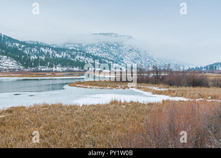 Vista della palude congelati e montagne coperte di neve al Lago Vaseux Area Protetta Foto Stock