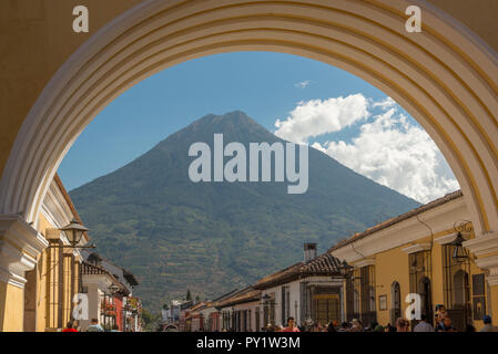 ANTIGUA GUATEMALA - Febbraio 24, 2018: persone non identificate hanno passare sotto il famoso Arco di Santa Catalina in Antigua, Guatemala. Foto Stock