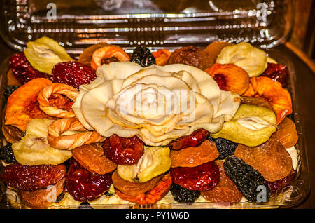 Canditi di frutta e frutta candita dalle mele,prugne, albicocche, pesche, pere e melone in una scatola di plastica Foto Stock