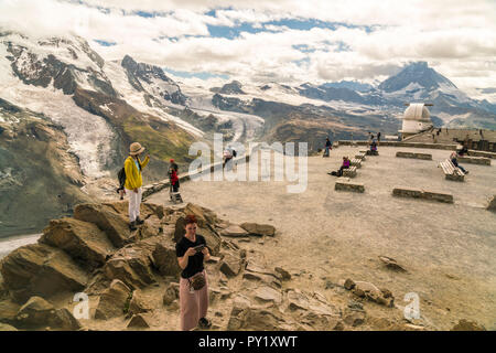 MountainscapeÂ con piattaforma di osservazione nel GornegratÂ fra nubi, Â Zermatt, Vallese, Svizzera Foto Stock