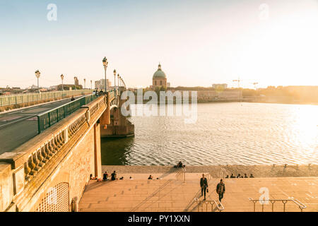 Ponte San Pietro con la Chapelle Saint-Joseph de la Grave sullo sfondo prima del tramonto, Toulouse, Occitanie, Francia Foto Stock