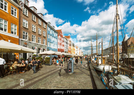 Nyhavn o nuovo porto in Copenhagen, un luogo ben noto per i suoi caffè e ristorante, Copenhagen, Danimarca Foto Stock