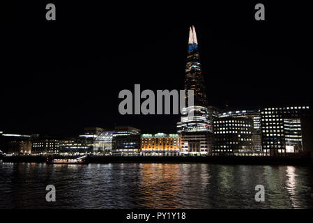 London Shard fotografata da notte riflettendo in acqua Foto Stock