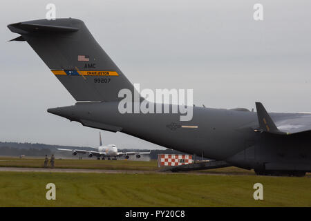 Avieri con la Carolina del Sud Air National Guard's 169Fighter Wing a McEntire comune di Guardia Nazionale Base, di ritorno da un aria di successo forza expeditionary distribuzione nel sud-ovest Asia, 23 ottobre 2018. La Carolina del Sud Air National Guard's 169Fighter Wing distribuito F-16 jet da combattimento e gli avieri costituito da piloti, specialisti di manutenzione e di personale di supporto per l'aria 407 Gruppo Expeditionary in luglio a sostegno di funzionamento inerenti a risolvere. (U.S. Air National Guard foto di Senior Airman Megan Floyd) Foto Stock