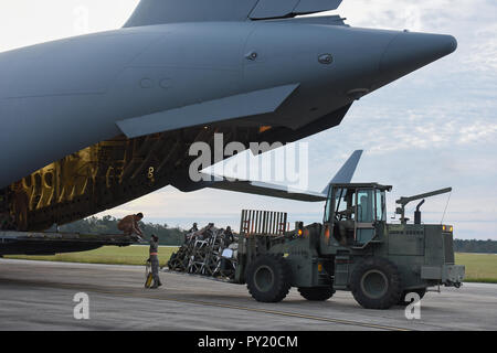 Avieri con la Carolina del Sud Air National Guard's 169Fighter Wing a McEntire comune di Guardia Nazionale Base, di ritorno da un aria di successo forza expeditionary distribuzione nel sud-ovest Asia, 23 ottobre 2018. La Carolina del Sud Air National Guard's 169Fighter Wing distribuito F-16 jet da combattimento e gli avieri costituito da piloti, specialisti di manutenzione e di personale di supporto per l'aria 407 Gruppo Expeditionary in luglio a sostegno di funzionamento inerenti a risolvere. (U.S. Air National Guard foto di Senior Airman Megan Floyd) Foto Stock