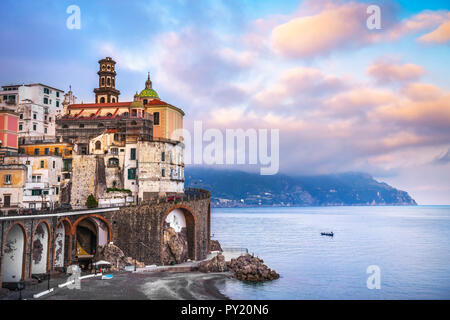 Atrani città in costiera amalfitana, vista panoramica. L'Italia, Europa Foto Stock