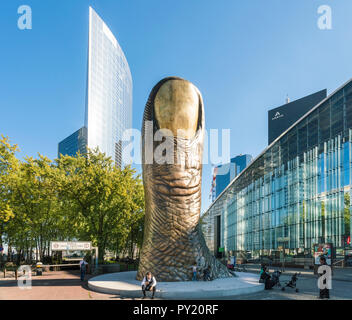 Paesaggio di Parigi con le Pouce, pollice scultura, La Defense, Parigi, Francia Foto Stock