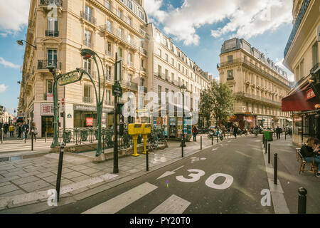 Edifici storici e la metropolitana stazione della metropolitana segno entrata al 2 ° arrondissement, Monsigny street, Parigi, Francia Foto Stock