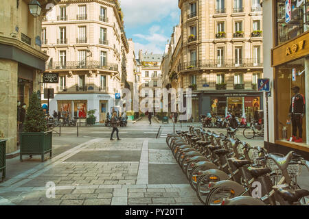 Strada storica al 4 ° arrondissement di Parigi con la pubblica il noleggio biciclette, Francia Foto Stock