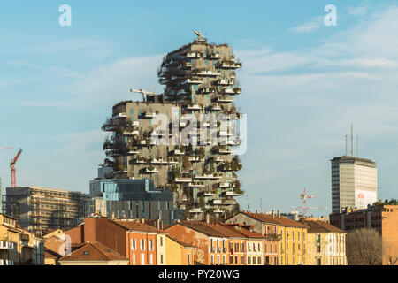 Bosco Verticale nel pomeriggio invernale nel quartiere finanziario e Torre di Pirelli in background, Milano, Lombardia, Italia Foto Stock