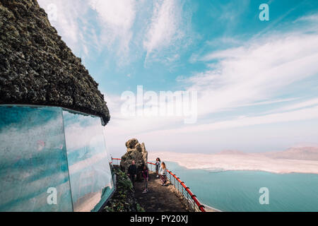 I turisti in punto di vista di fronte a Isla de La Graciosa, Mirador del Rio Lanzarote, Spagna Foto Stock