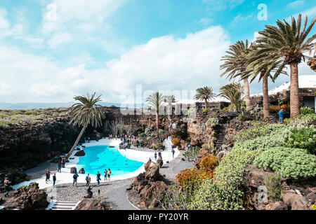 Il paesaggio con le montagne rocciose e la piscina con acqua turchese a Jameos del Agua, Lanzarote, Spagna Foto Stock