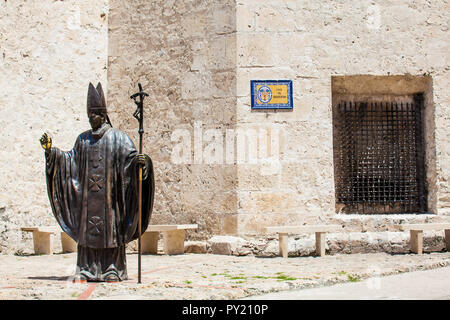 CARTAGENA de Indias, Colombia - agosto, 2018: la statua di Papa Giovanni Paolo II situato accanto alla Cattedrale di Santa Caterina di Alessandria a Cartagena Foto Stock