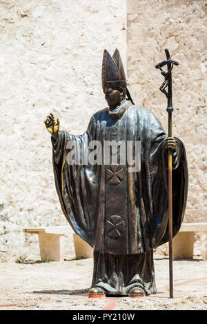 CARTAGENA de Indias, Colombia - agosto, 2018: la statua di Papa Giovanni Paolo II situato accanto alla Cattedrale di Santa Caterina di Alessandria a Cartagena Foto Stock