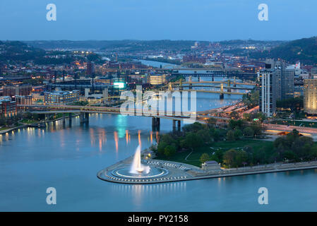 Ponti sul fiume Allegheny e centro di Pittsburgh dove i fiumi si incontrano, Pennsylvania, STATI UNITI D'AMERICA Foto Stock