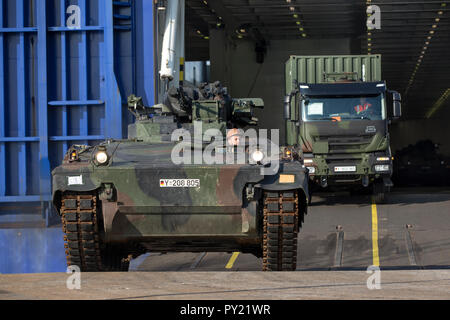 Scarico del combattimento blindati veicolo Marder dal danese di roll-on roll-off nave Arca Germania dal porto tedesco società di handling del battaglione della logistica 161 nel porto di Fredrikstad in Norvegia. Esercitazione NATO Trident Frangente in Norvegia, Fredrikstad su 11.10.2018. Foto di Marco Dorow Foto Stock