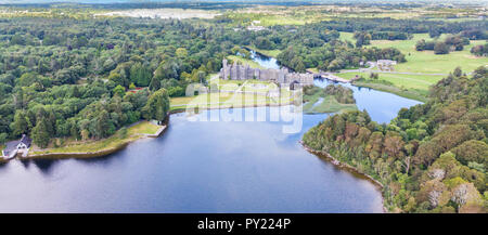 Una veduta aerea di Lough Corrib, nella contea di Galway, Irlanda, con il castello di Ashford in background. Foto Stock