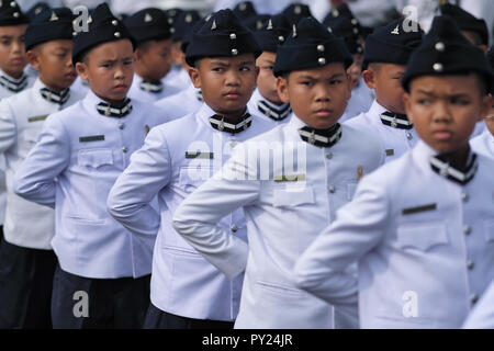 Alunni thailandesi in piedi all'attenzione, in stile militare, in occasione del giorno di Chulalongkorn in memoria dell'ex re Chulalongkorn, Bangkok, Thailandia Foto Stock