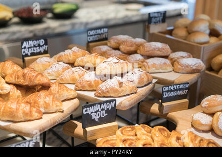 Una varietà di croissant freschi fatti in casa nel lussuoso hotel Prima colazione a buffet, ristorante interno. Foto Stock