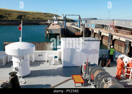 Il traghetto per auto Hamnavoe possedute dalla Serco, avvicinando la coda del porto a Scrabster, Caithness in Scozia Foto Stock