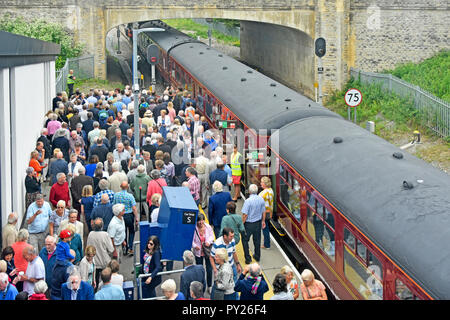 Vista aerea guardando verso il basso sulla folla di persone Oxford Parkway station platform sperando di vedere la storica Flying Scotsman locomotiva a vapore il motore England Regno Unito Foto Stock