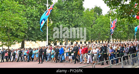 London street scena folla di persone & marshalls gruppo di controllo a piedi il centro commerciale verso Buckingham Palace a RAF centenario parade & flypast England Regno Unito Foto Stock