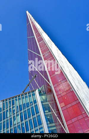 Blue sky & triangolo rosso in alzato laterale Nova moderno vincitore 2017 Carbuncle coppa del vincitore UK più brutto edificio per uffici Victoria Westminster Londra Inghilterra REGNO UNITO Foto Stock