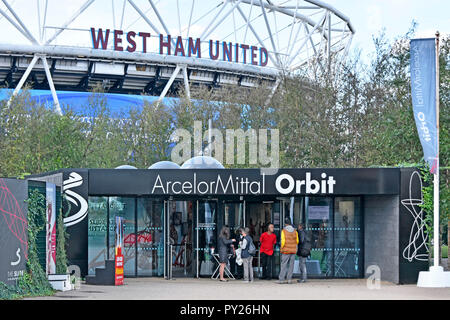 Olympic legacy Arcelormittal Orbit Tower & slide ride ticket office & West Ham United London Stadium segno nel Parco Olimpico di Stratford East London REGNO UNITO Foto Stock