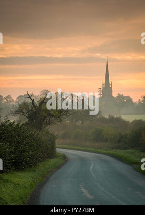 Sunrise presso la Clifton Campville nelle zone rurali a South Staffordshire. Foto Stock