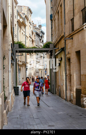 Bordeaux, Francia - 22 Luglio 2018: la gente camminare in Rue Sainte-Catherine o Saint Catherine Street. È la via principale dello shopping a Bordeaux con lu Foto Stock