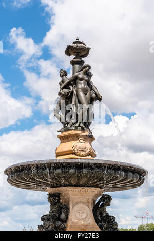 Bordeaux, Francia - 22 Luglio 2018: Tre Grazie fontana in Place de la Bourse. Questa piazza è una delle opere più rappresentative della classica francese Foto Stock