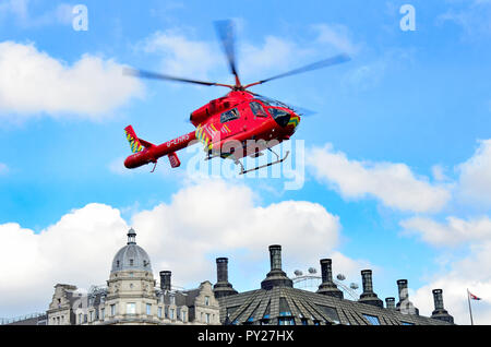 Londra Air Ambulance in piazza del Parlamento che frequentano un incidente fuori Abbazia di Wesminster, Londra, Regno Unito. Ottobre 2018 Foto Stock