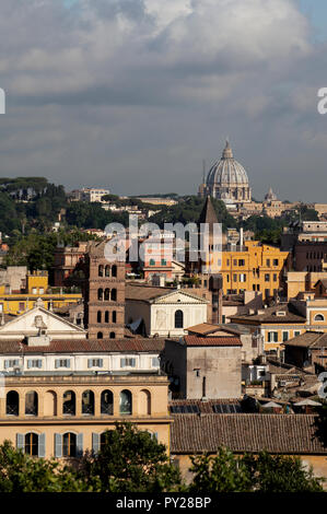 Vista su Roma verso la cupola della Basilica di San Pietro nella Città del Vaticano con la mattina di sole che splende su edifici. Foto Stock